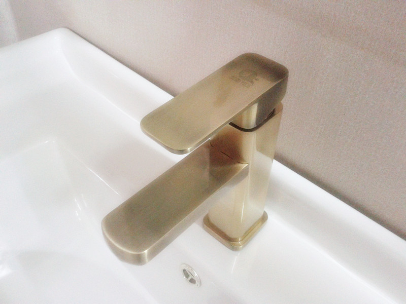 fashion gold sink basin faucet with single lever solid brass bathroom basin faucet price in india , antique faucet